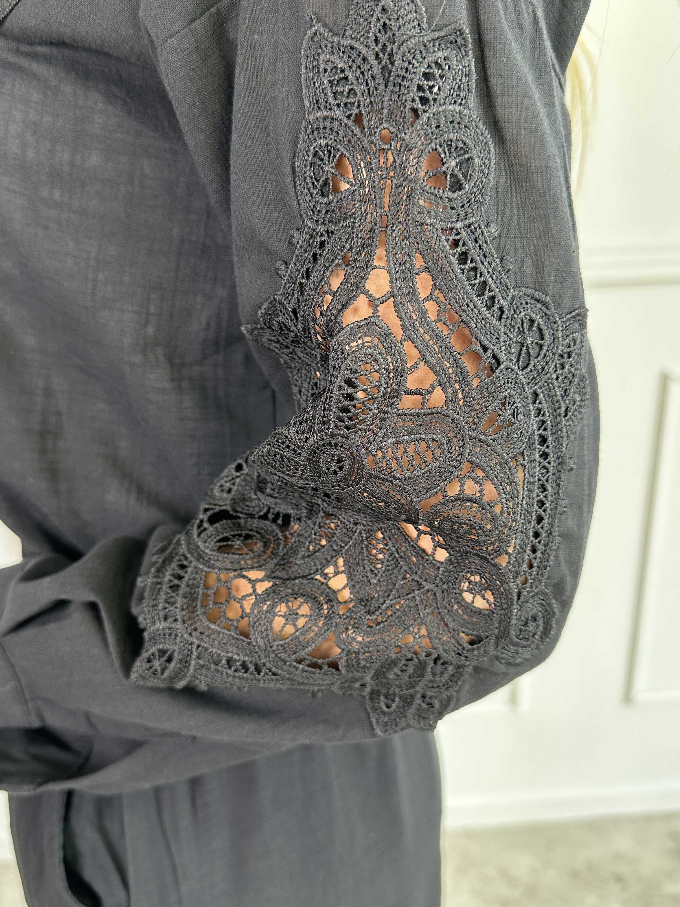 Gracie - Feminin skjorte med broderinger